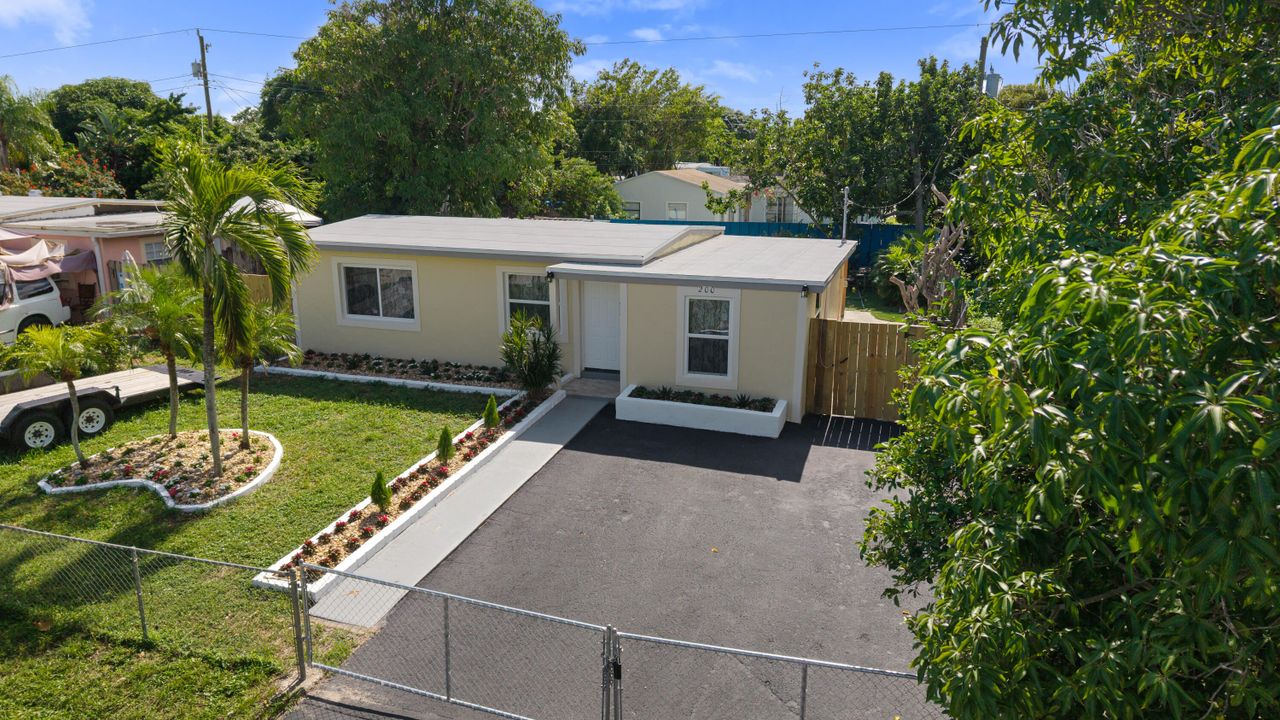 For Sale: $400,000 (2 beds, 1 baths, 1126 Square Feet)