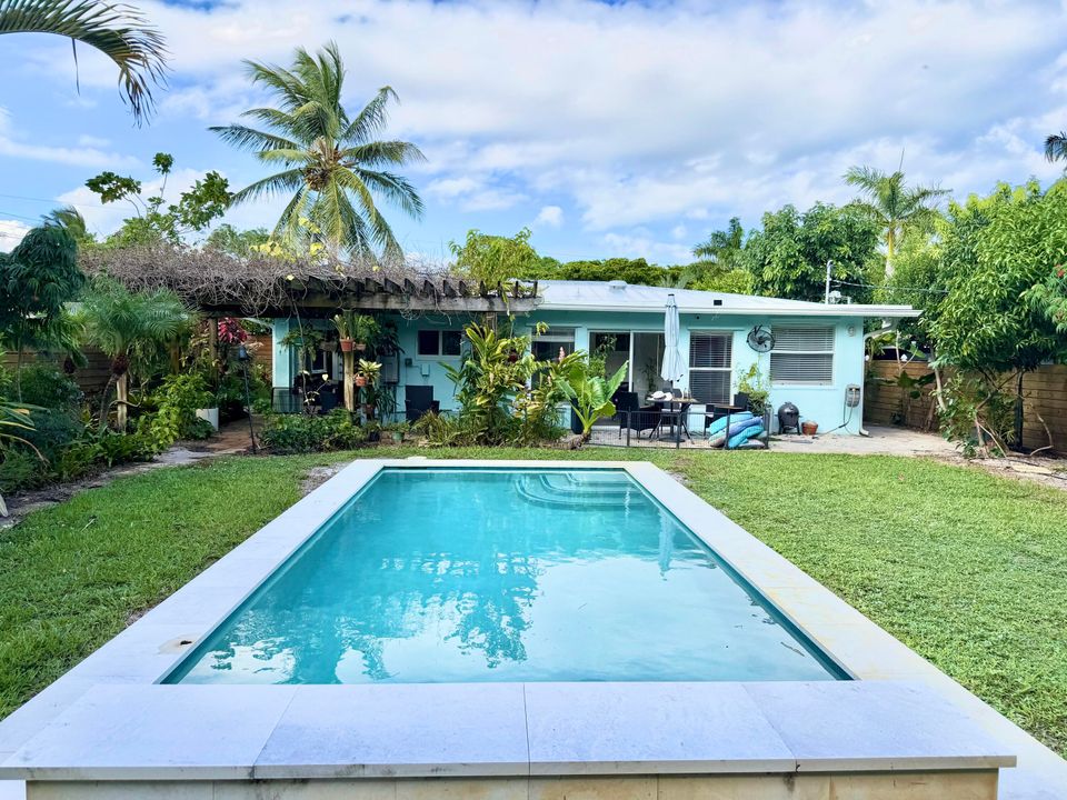 Под контрактом: $595,000 (2 спален, 2 ванн, 1154 Квадратных фут)