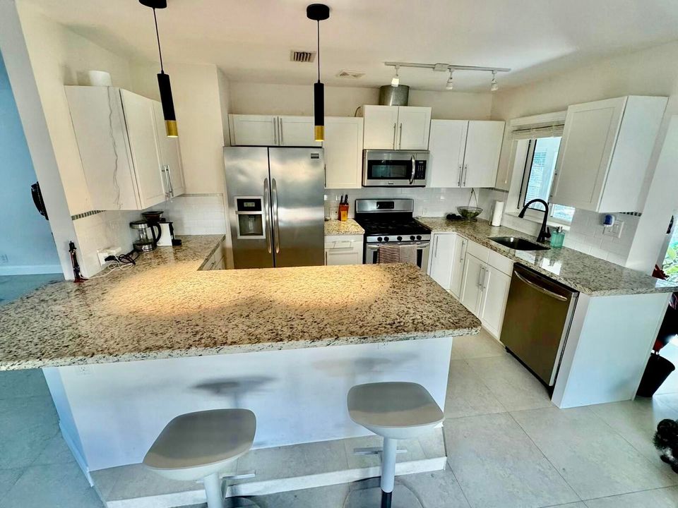 Под контрактом: $595,000 (2 спален, 2 ванн, 1154 Квадратных фут)