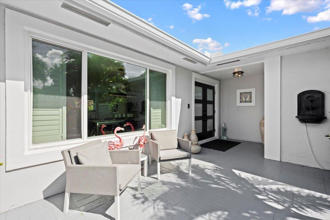 Под контрактом: $1,599,000 (3 спален, 2 ванн, 2194 Квадратных фут)