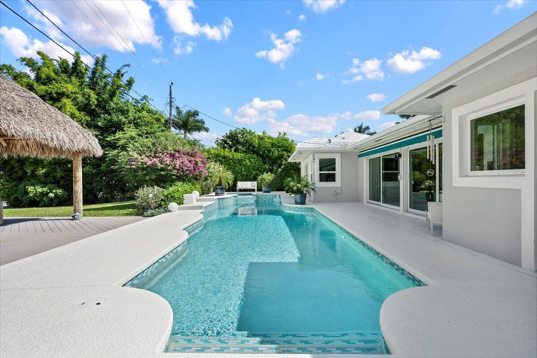 Под контрактом: $1,599,000 (3 спален, 2 ванн, 2194 Квадратных фут)