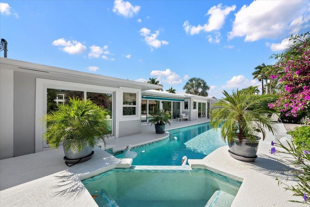 Под контрактом: $1,599,000 (3 спален, 2 ванн, 2194 Квадратных фут)