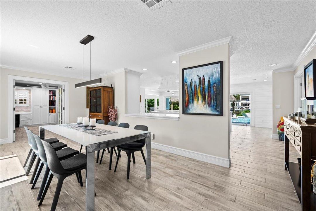 Под контрактом: $1,599,000 (3 спален, 2 ванн, 2194 Квадратных фут)