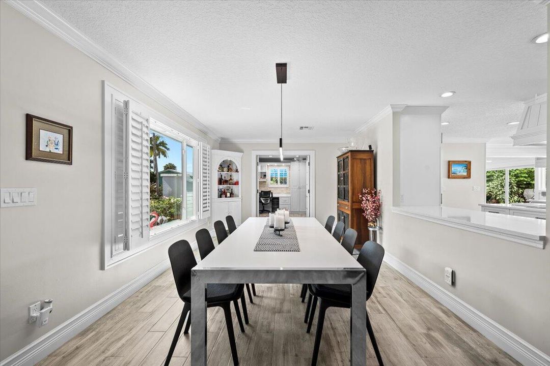 Под контрактом: $1,599,000 (3 спален, 2 ванн, 2194 Квадратных фут)