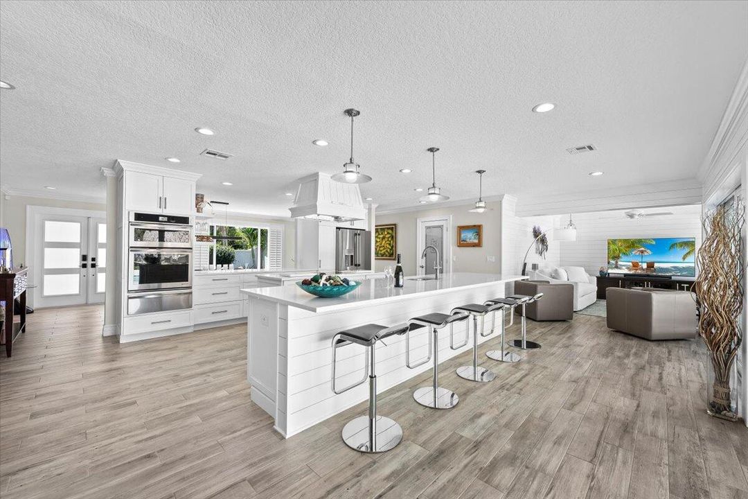 Под контрактом: $1,599,000 (3 спален, 2 ванн, 2194 Квадратных фут)