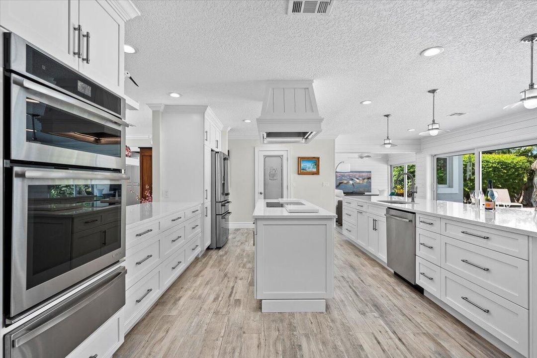 Под контрактом: $1,599,000 (3 спален, 2 ванн, 2194 Квадратных фут)