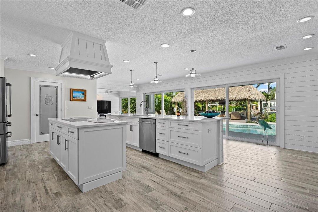 Под контрактом: $1,599,000 (3 спален, 2 ванн, 2194 Квадратных фут)