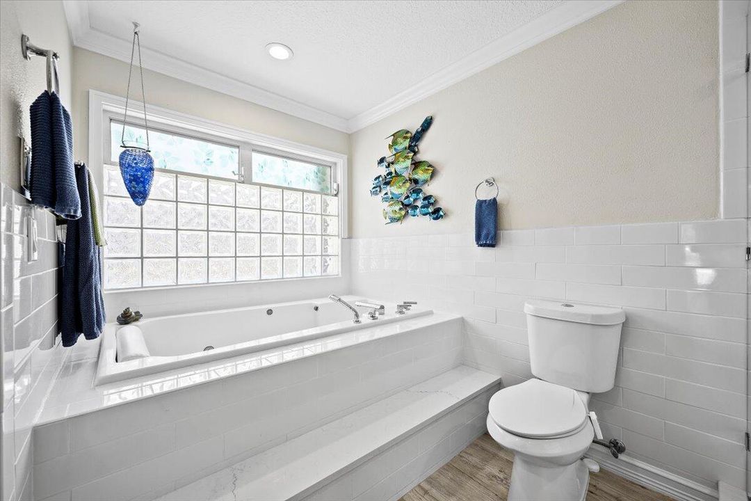 Под контрактом: $1,599,000 (3 спален, 2 ванн, 2194 Квадратных фут)