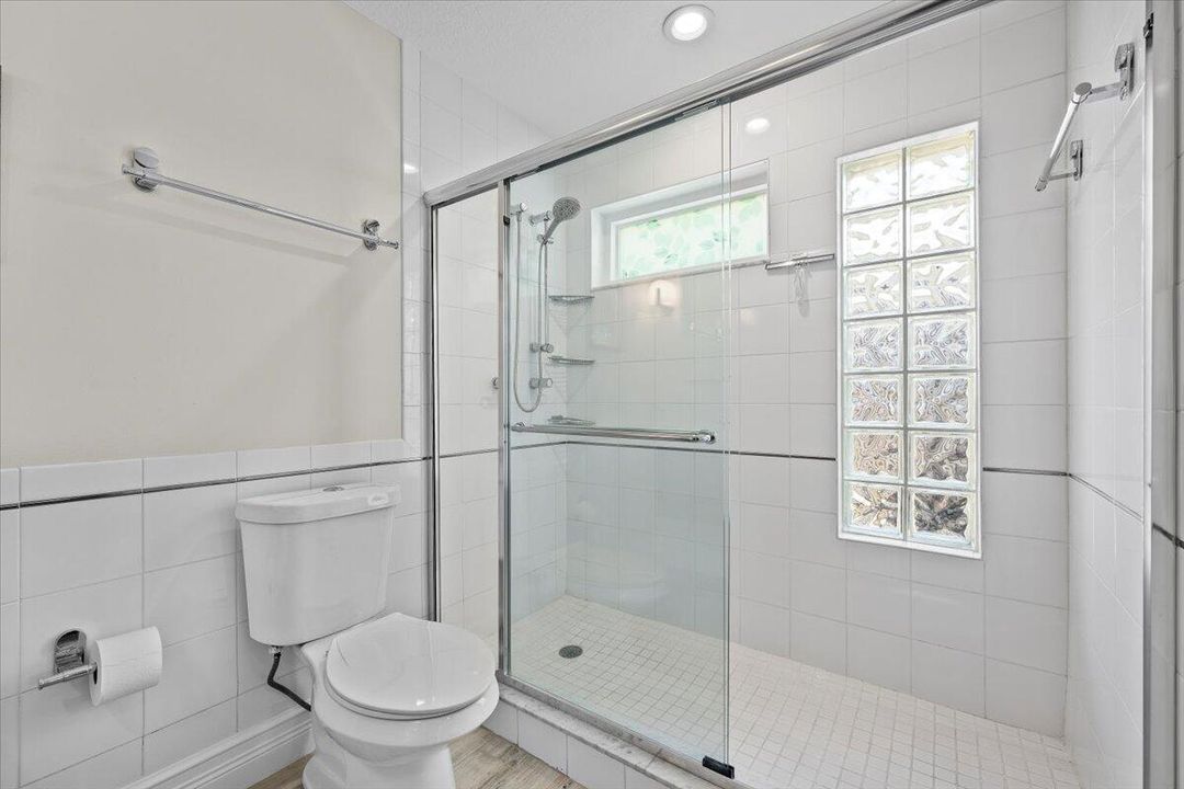 Под контрактом: $1,599,000 (3 спален, 2 ванн, 2194 Квадратных фут)