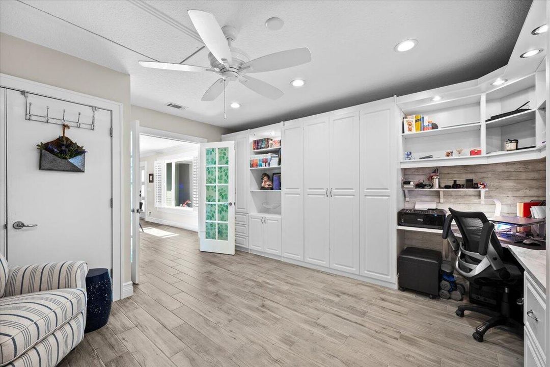 Под контрактом: $1,599,000 (3 спален, 2 ванн, 2194 Квадратных фут)