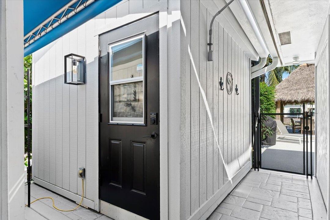 Под контрактом: $1,599,000 (3 спален, 2 ванн, 2194 Квадратных фут)