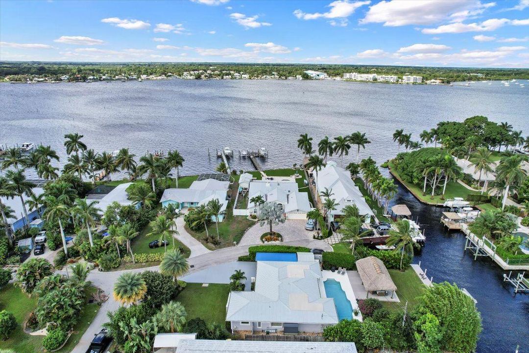 Под контрактом: $1,599,000 (3 спален, 2 ванн, 2194 Квадратных фут)