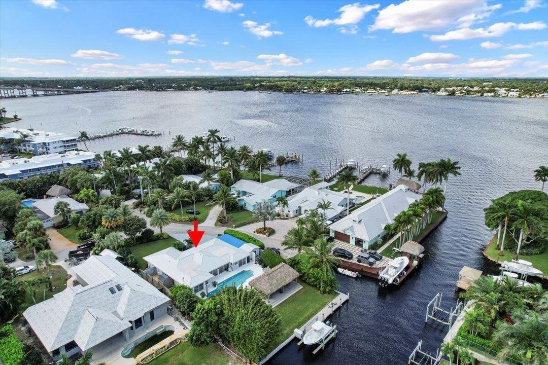 Под контрактом: $1,599,000 (3 спален, 2 ванн, 2194 Квадратных фут)