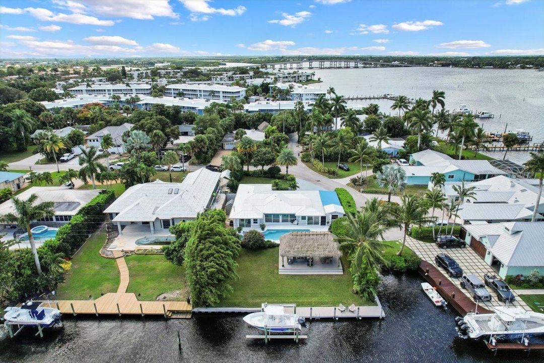 Под контрактом: $1,599,000 (3 спален, 2 ванн, 2194 Квадратных фут)