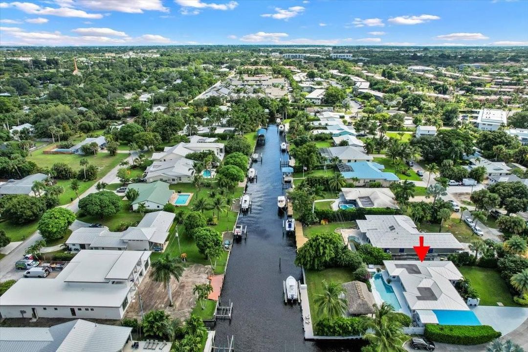 Под контрактом: $1,599,000 (3 спален, 2 ванн, 2194 Квадратных фут)