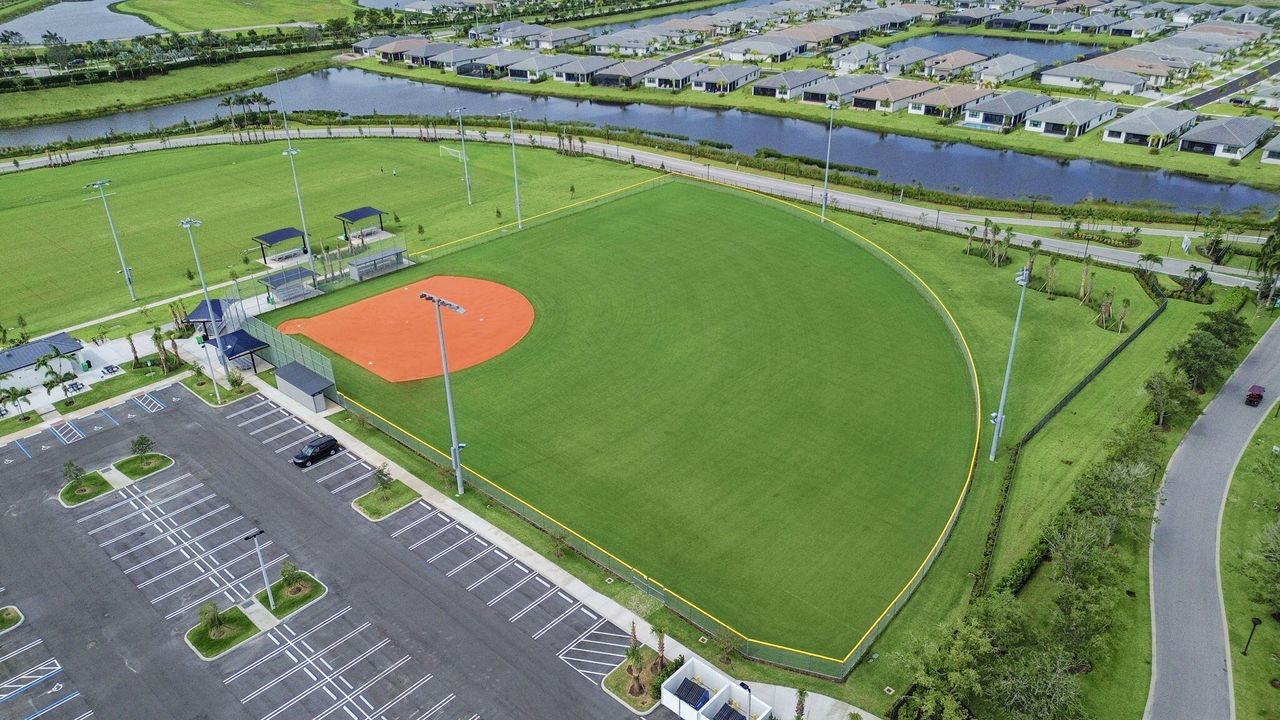 合同活跃: $495,000 (2 贝兹, 2 浴室, 1761 平方英尺)