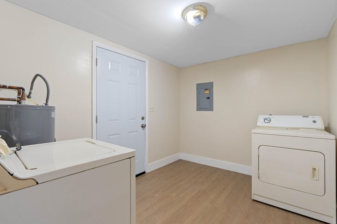 For Sale: $400,000 (2 beds, 1 baths, 1126 Square Feet)