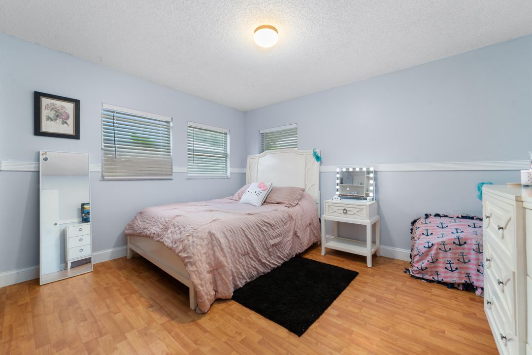 For Sale: $309,999 (2 beds, 2 baths, 1218 Square Feet)