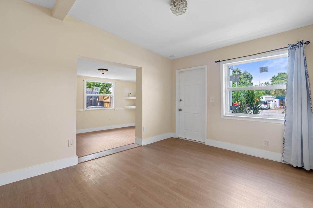 For Sale: $400,000 (2 beds, 1 baths, 1126 Square Feet)