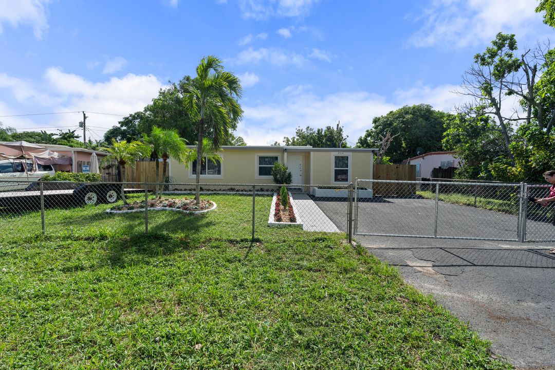 For Sale: $400,000 (2 beds, 1 baths, 1126 Square Feet)