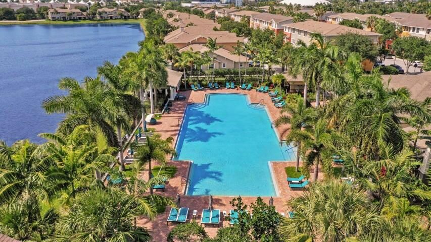 Vendido Recientemente: $350,000 (2 camas, 2 baños, 1357 Pies cuadrados)