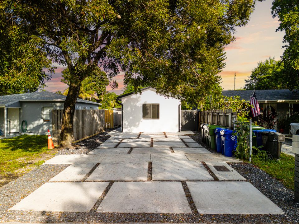 For Rent: $2,400 (2 beds, 2 baths, 1350 Square Feet)