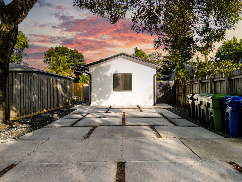 For Rent: $2,400 (2 beds, 2 baths, 1350 Square Feet)