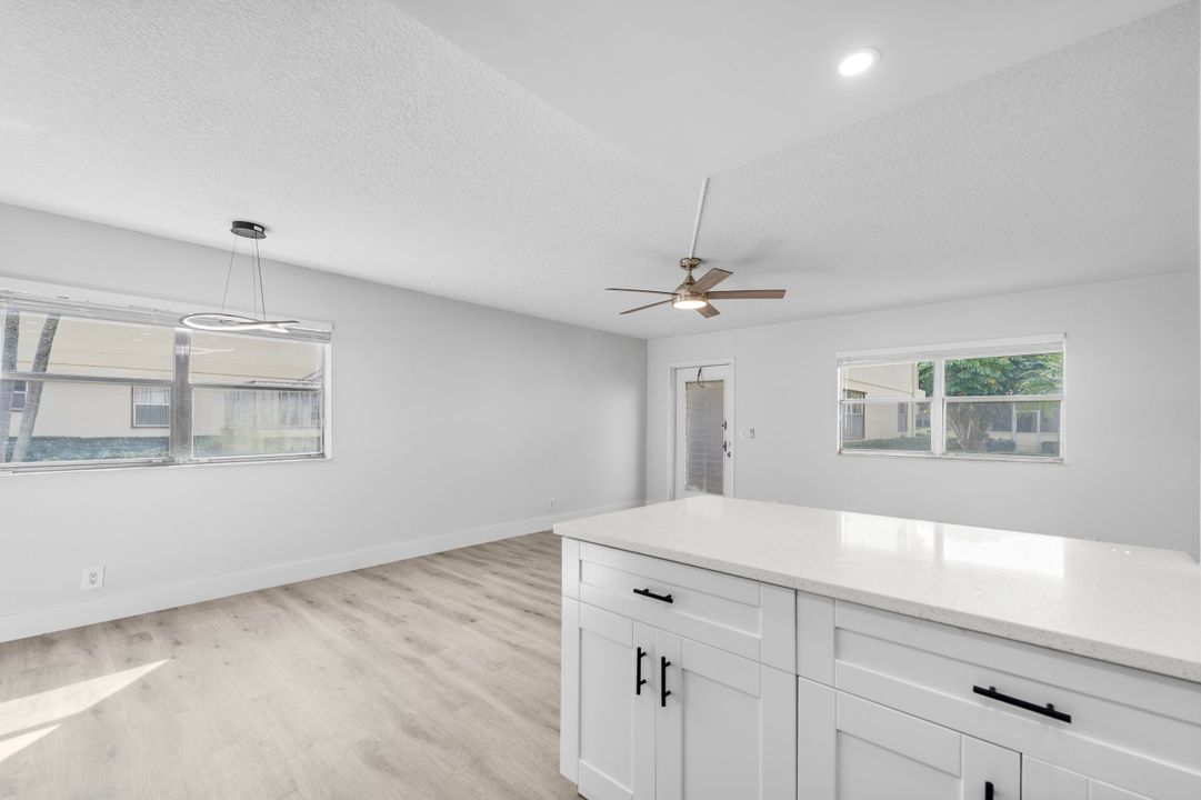 For Rent: $1,495 (1 beds, 1 baths, 720 Square Feet)