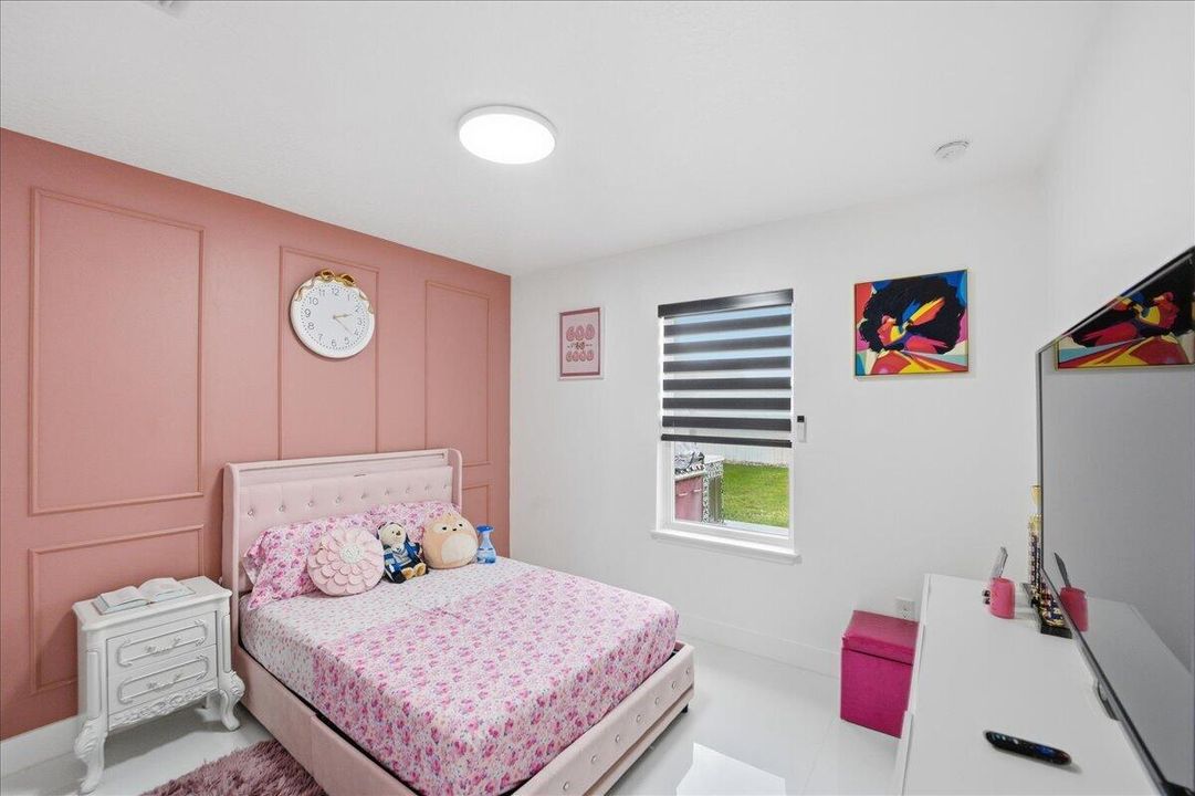 Active With Contract: $419,900 (3 beds, 2 baths, 1600 Square Feet)