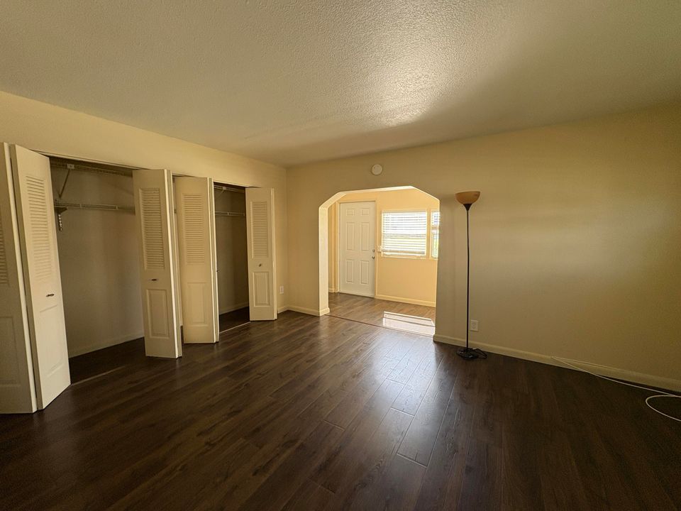 For Rent: $1,400 (1 beds, 1 baths, 684 Square Feet)