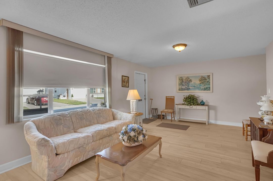 For Sale: $275,000 (2 beds, 2 baths, 1364 Square Feet)