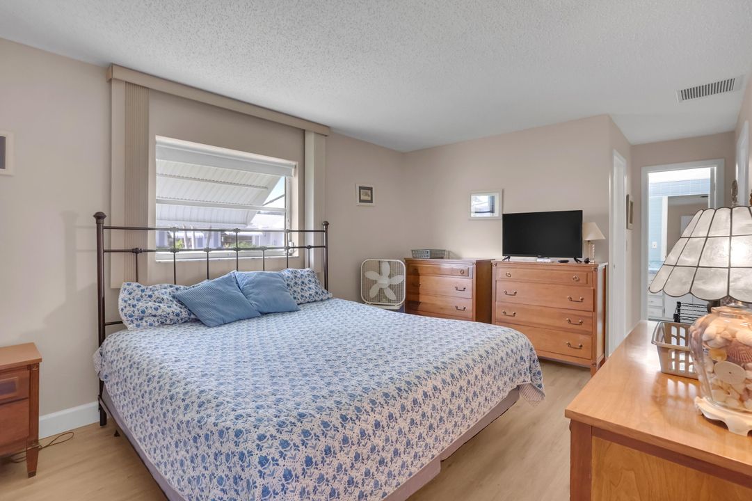 For Sale: $275,000 (2 beds, 2 baths, 1364 Square Feet)