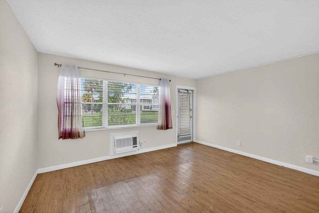 For Sale: $70,000 (1 beds, 1 baths, 570 Square Feet)