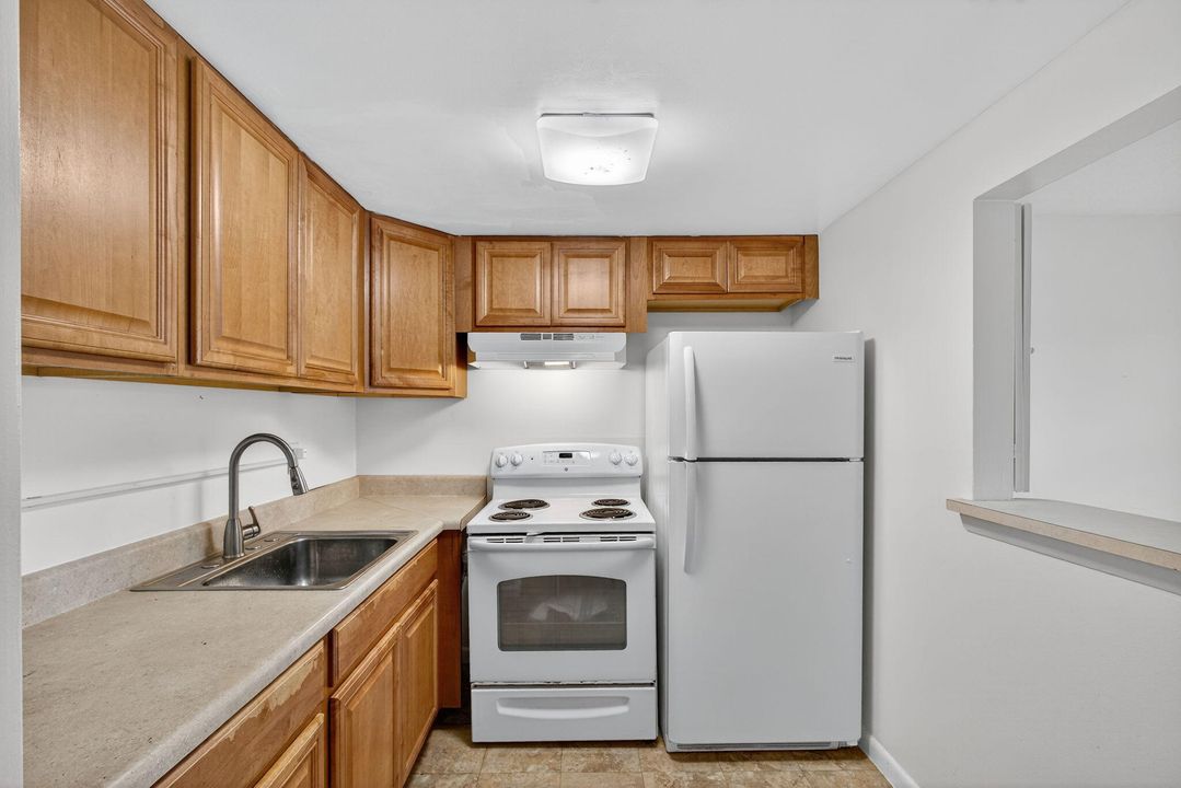 For Sale: $70,000 (1 beds, 1 baths, 570 Square Feet)