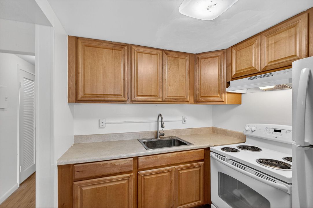 For Sale: $70,000 (1 beds, 1 baths, 570 Square Feet)