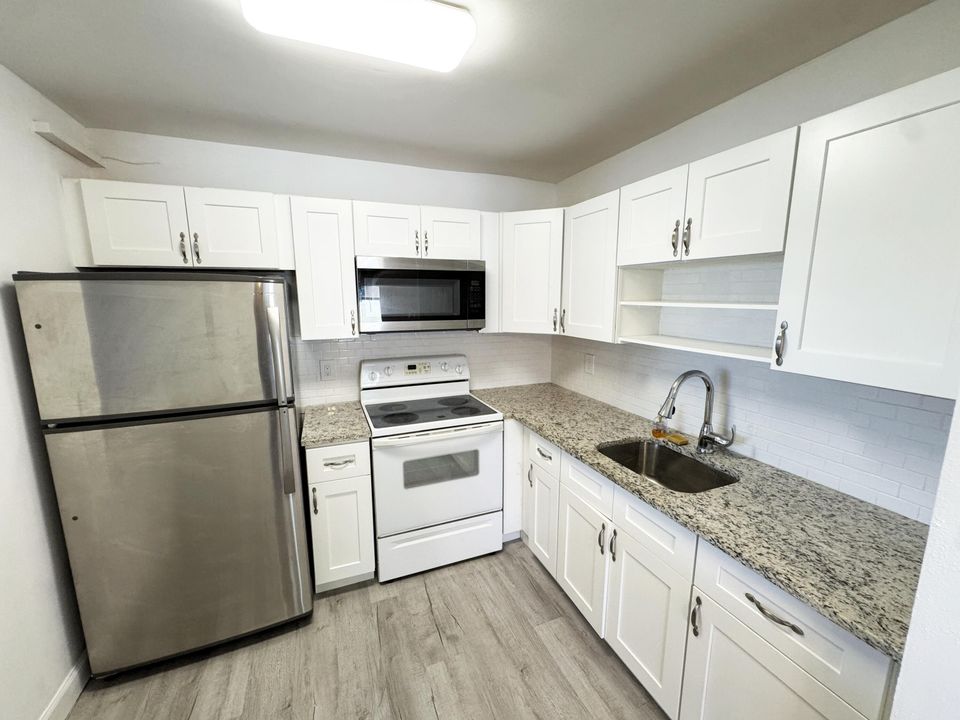 For Rent: $1,375 (1 beds, 1 baths, 720 Square Feet)