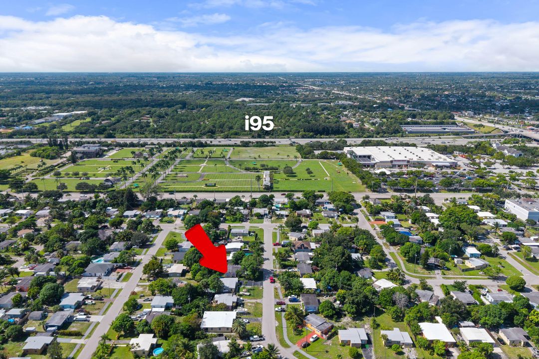 For Sale: $400,000 (2 beds, 1 baths, 1126 Square Feet)