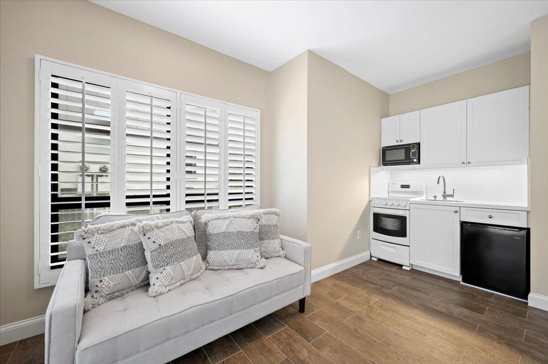 Active With Contract: $3,000 (1 beds, 1 baths, 500 Square Feet)