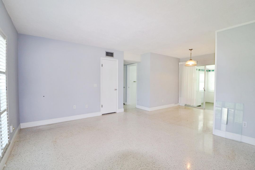 For Sale: $295,000 (2 beds, 1 baths, 808 Square Feet)