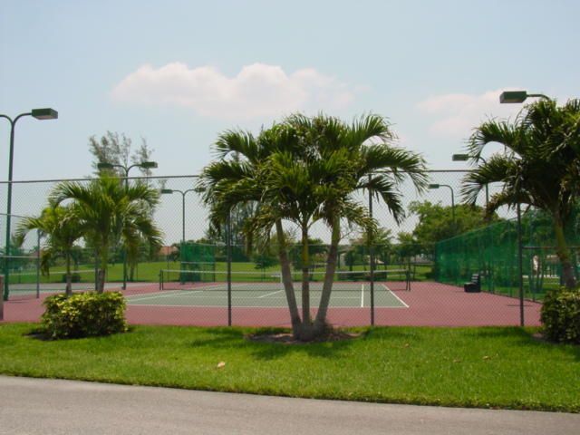 合同活跃: $1,325,000 (4 贝兹, 2 浴室, 2807 平方英尺)