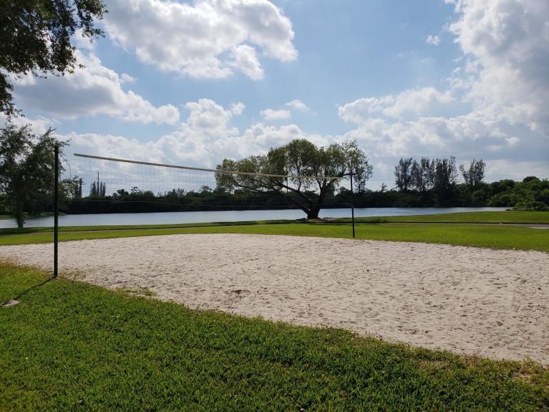 合同活跃: $1,325,000 (4 贝兹, 2 浴室, 2807 平方英尺)