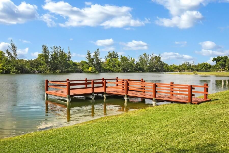 合同活跃: $1,325,000 (4 贝兹, 2 浴室, 2807 平方英尺)