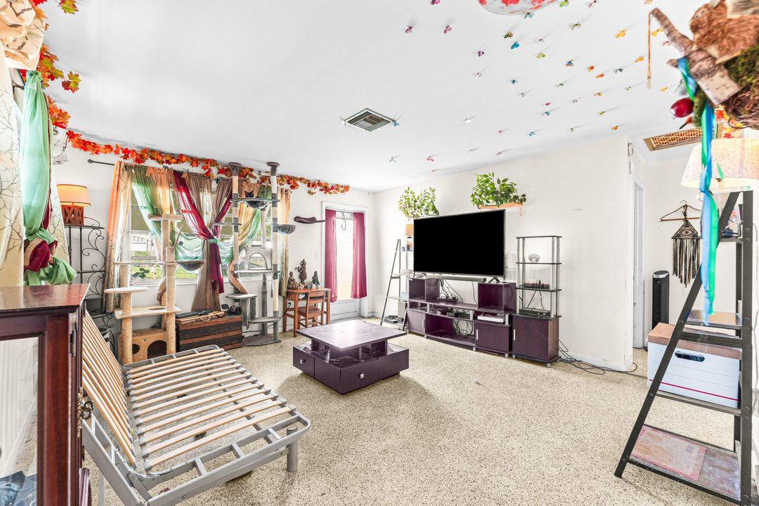 Active With Contract: $350,000 (2 beds, 1 baths, 1089 Square Feet)