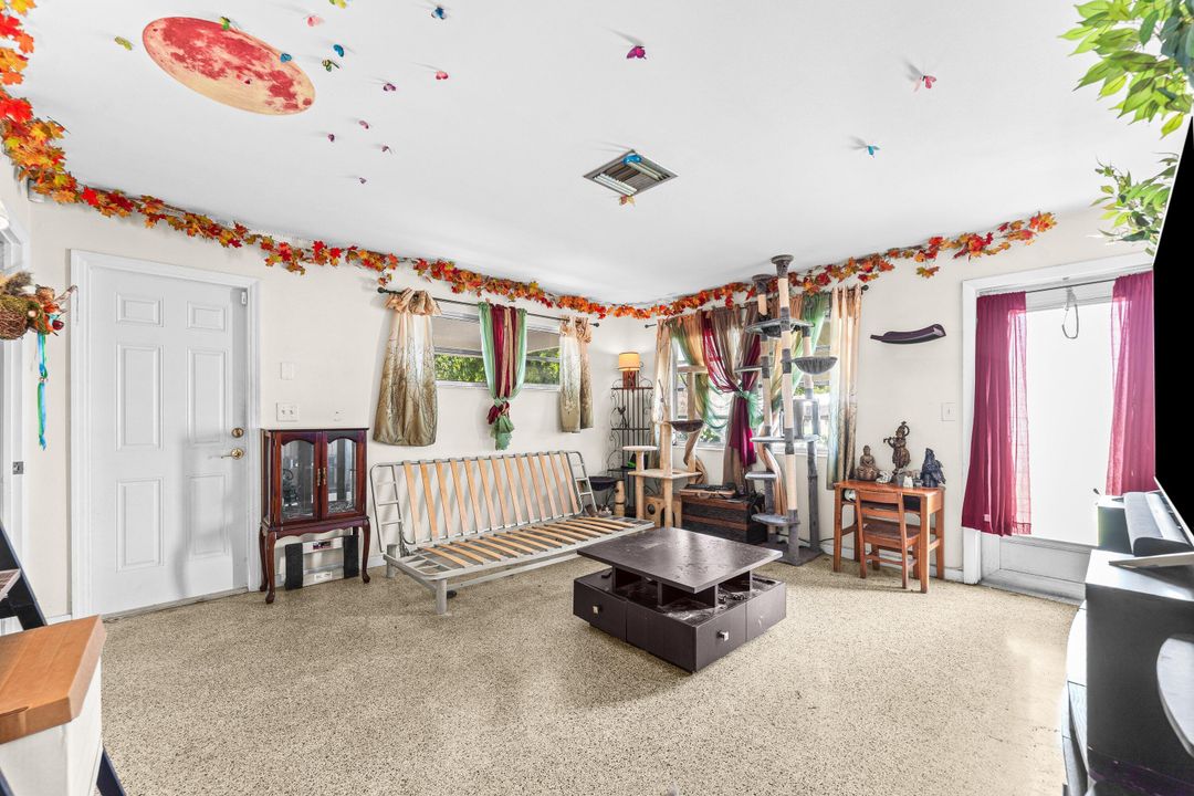 Active With Contract: $350,000 (2 beds, 1 baths, 1089 Square Feet)