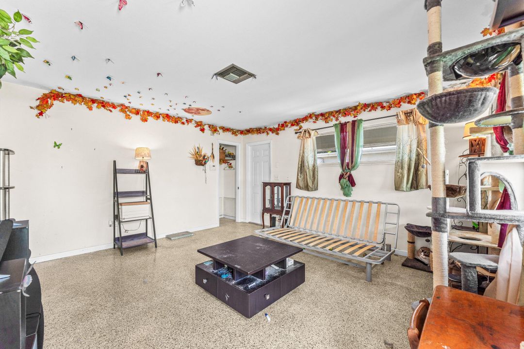 Active With Contract: $350,000 (2 beds, 1 baths, 1089 Square Feet)