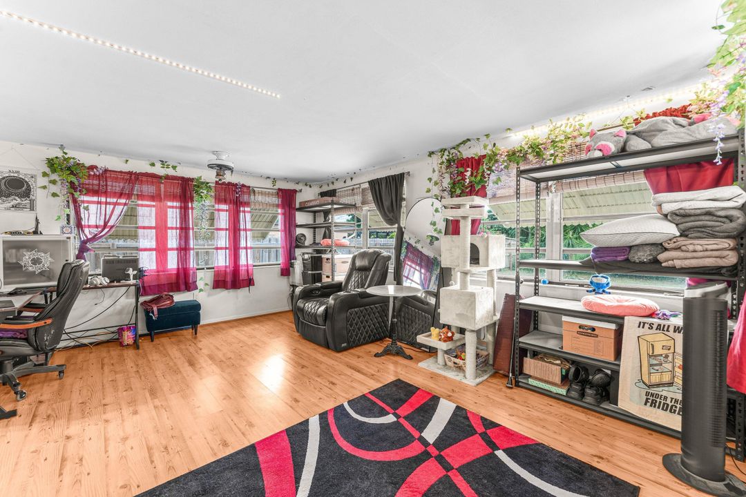 Active With Contract: $350,000 (2 beds, 1 baths, 1089 Square Feet)