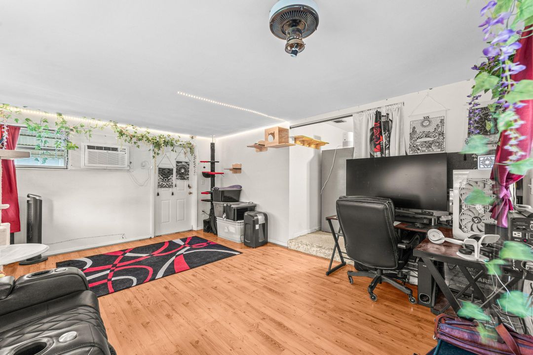 Active With Contract: $350,000 (2 beds, 1 baths, 1089 Square Feet)