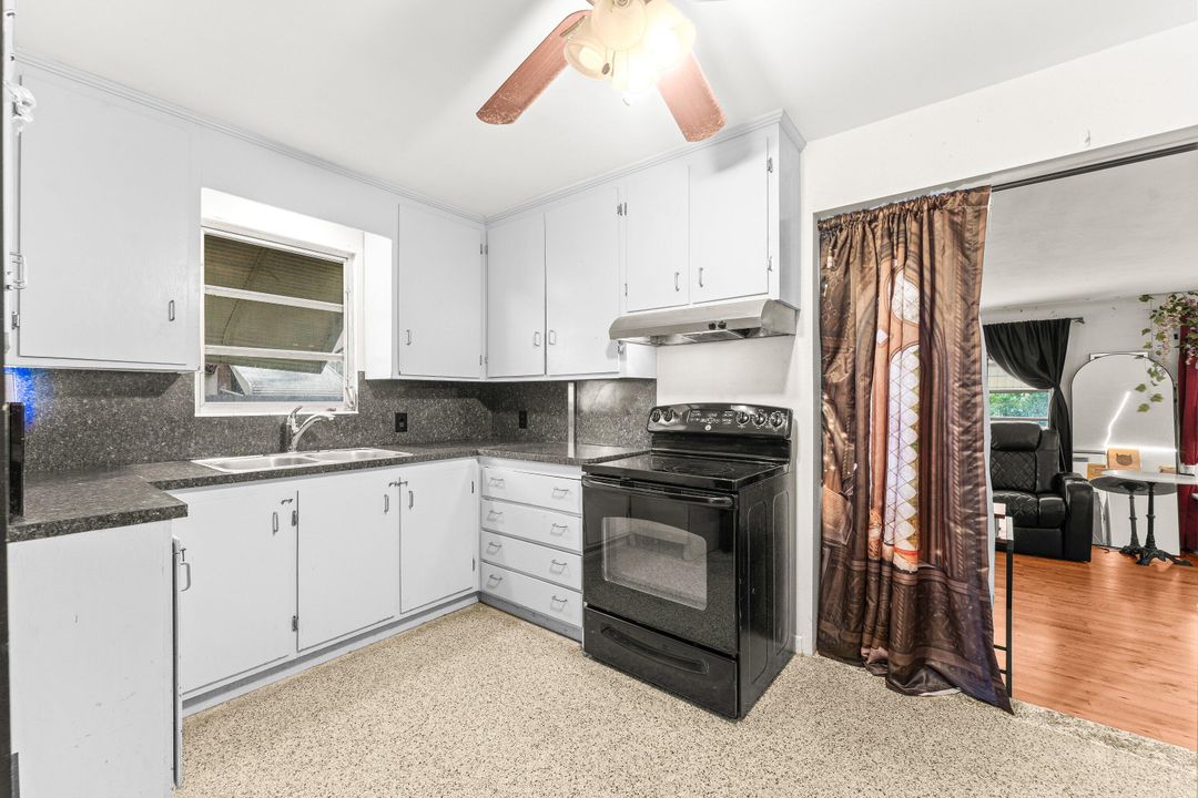 Active With Contract: $350,000 (2 beds, 1 baths, 1089 Square Feet)