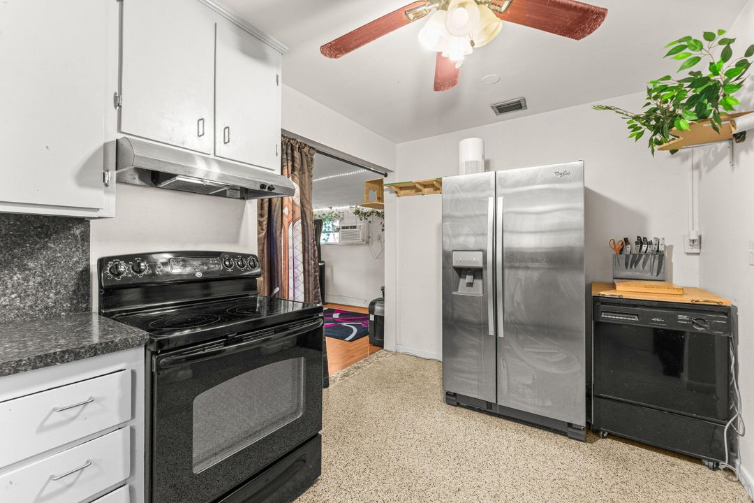 Active With Contract: $350,000 (2 beds, 1 baths, 1089 Square Feet)