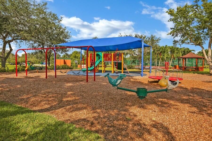 合同活跃: $1,325,000 (4 贝兹, 2 浴室, 2807 平方英尺)